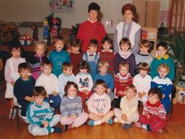 Classe de Mme Khial avec Mme Serrano, novembre 1987 Photo d'écoliers