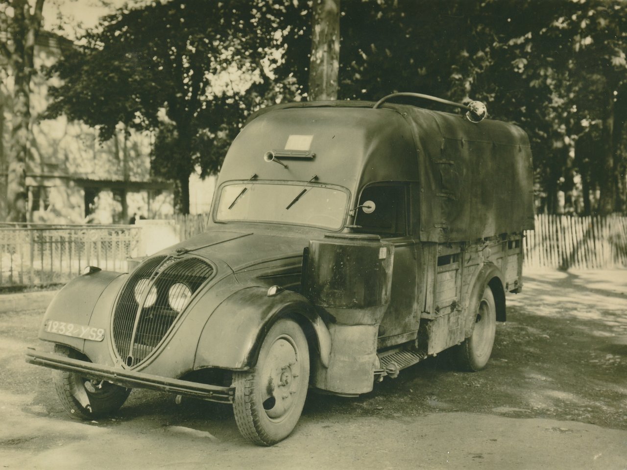 Photo de la voiture de M. Raynal en 1943