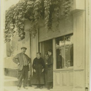 Photo d'une groupe de personnes à la sortie de l'épiceire Gilis