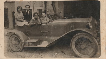 Photo d'un groupe de personnes dans une ancienne voiture à Saint-Christophe