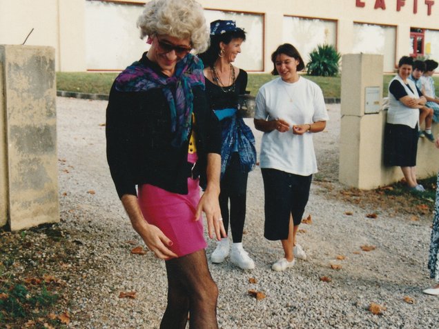 Photo de personnes devant un commerce