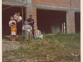 Photo d'un groupe de personnes devant un commerce en constrction