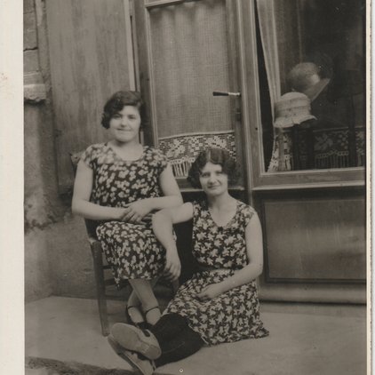 Photo de deux femmes devant un commerce