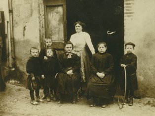 Photo d'un groupe de personne devant un commerce