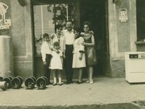 Photo d'un groupe de personne devant un commerce