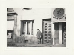 Photo d'un enfant devant un commerce