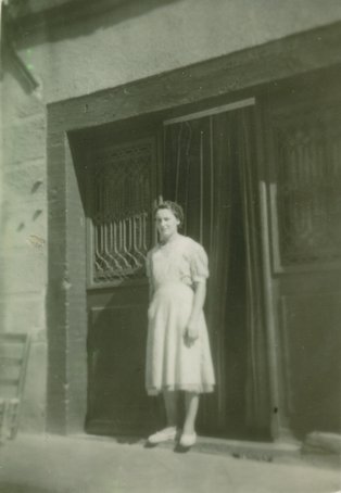 Photo d'une femme devant un commerce