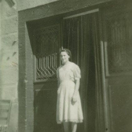 Photo d'une femme devant un commerce