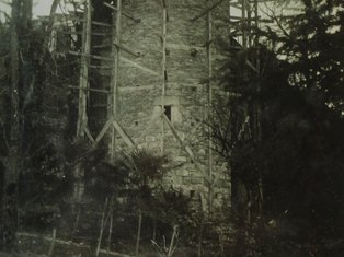 carte_postale_du_chateau_d_espanel_de_la_tour_orientale_en_cours_de_rehaussement_vers_1936