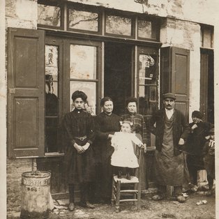 Photo d'un groupe de personne devant un commerce