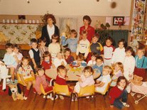 444 Classe de Mme Khial avec Mme Serrano, Juin 1985 photo de classe