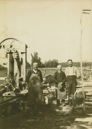 photo d'un groupe de personnes à  la scierie