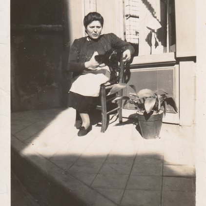 Photo de Georgette Lafite devant son commerce