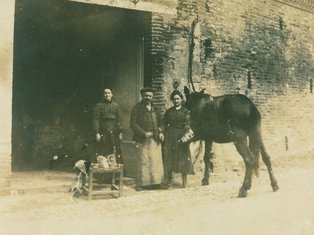 Photo d'un groupe de personne devant un commerce