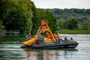 Photo d'un pedalo toboggan sur le lac de molières