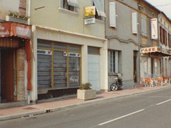 Carte postale des commerces des Promenades dans les années 75