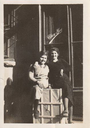 Photo de deux femmes devant un commerce