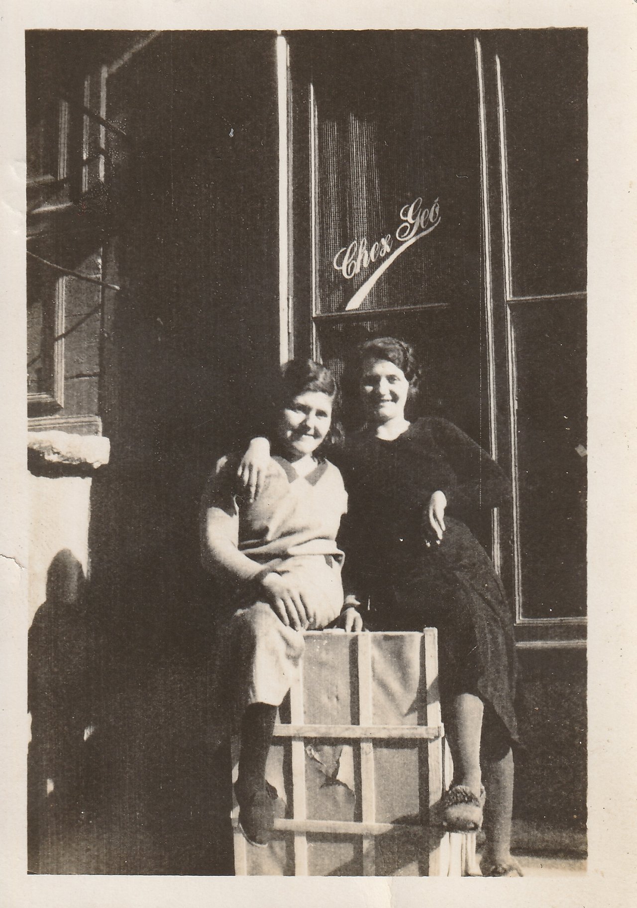Photo de deux femmes devant un commerce