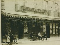 Photo d'un groupe de personnes devant le grand café de l'univers