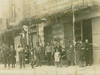 Photo d'un groupe de personnes devant un commerce