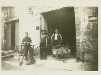 photo d'un groupe d'ouvrier devant une porte