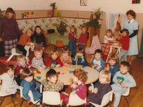 Classe de Mme Khial avec Mme Serrano, novembre 1982 Photo d'écoliers