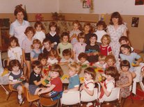 Classe de Mme Khial avec Mme Serrano, juin 1981 Photo de classe