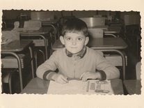 photo d'un élève assis à son bureau dans une classe