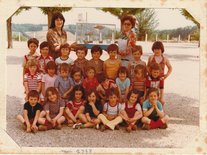 Classe de 1978, avec Mme Sarrano, sur cette photo, Carcuat Christelle, Jasserot Yannick, Raynal Myriam, Coulon Sébastien, Clavières David, Bourier Sandrine, Cornelis Nathalie, Rey Fabienne, Khial, Lacoste Laurence, Gambarotto Éric, Stéphanie Bourgade Photo d'écoliers