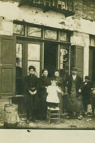 Photo d'un groupe de personnes devant un commerce